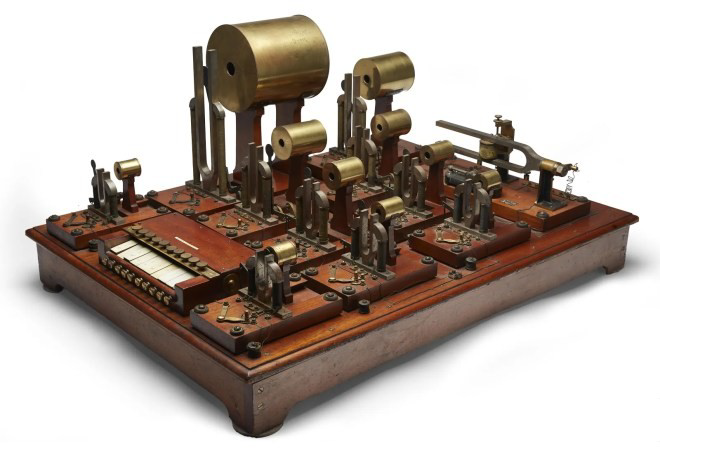 Sound instrument based on a design by Hermann von Helmholtz